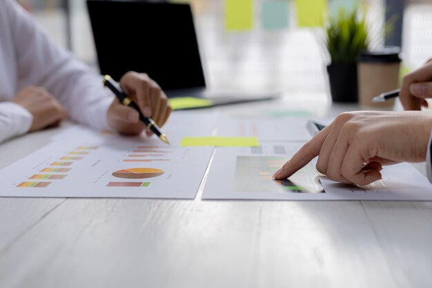 L'ambiance dans la salle de réunion où les hommes d'affaires se réunissent, des documents d'information et des graphiques sont placés sur la table pour soutenir la réunion de planification d'entreprise pour se développer. Idée d'affaires.