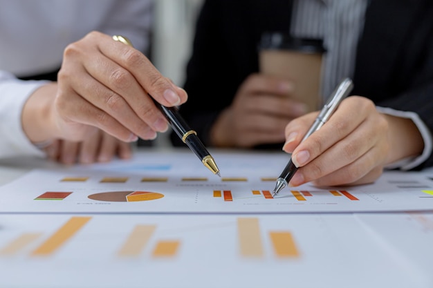 L'ambiance dans la salle de réunion où les hommes d'affaires se réunissent, des documents d'information et des graphiques sont placés sur la table pour soutenir la réunion de planification d'entreprise pour se développer. Idée d'affaires.