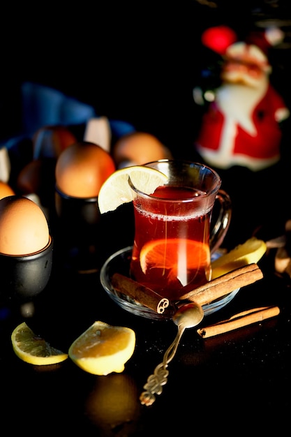 L'ambiance du nouvel an Ambiance Bouilloire sur pied avec bougies chauffantes Dans une bouilloire de vin chaud ou de thé à l'hibiscus au citron Bâtons de cannelle et orange