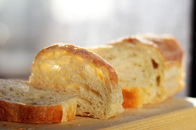 Ambiance matinale de pain de blé en tranches pour le pain du petit-déjeuner comme repas traditionnel