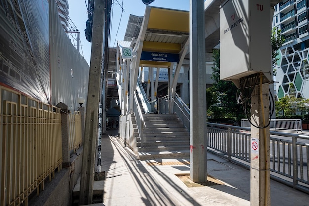 Ambiance matinale sur la passerelle près de la station BTS de Khlong San