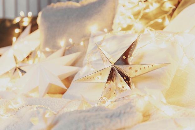 Ambiance de Noël ou décorations de bonne année en forme d'étoile en papier argenté