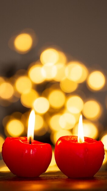 Ambiance de Noël avec deux bougies et bokeh