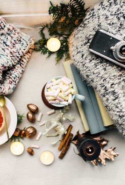 Ambiance de la nouvelle année et bougie jouets de Noël avec une tasse de café