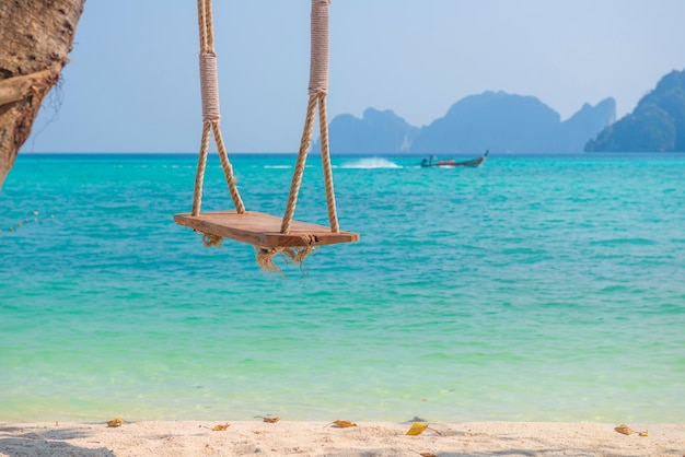 Ambiance plage de la mer sur l'île de Phi Phi, province de Krabi, eau très claire, mer magnifique, plage de sable blanc, peu de touristes Entre COVID-19 Il y a de nombreux bateaux taxis garés. Sans touristes,