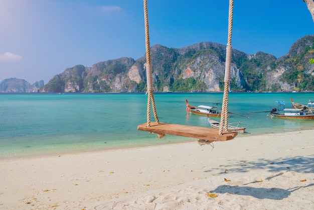 Ambiance plage de la mer sur l'île de Phi Phi, province de Krabi, eau très claire, mer magnifique, plage de sable blanc, peu de touristes Entre COVID-19 Il y a de nombreux bateaux taxis garés. Sans touristes,