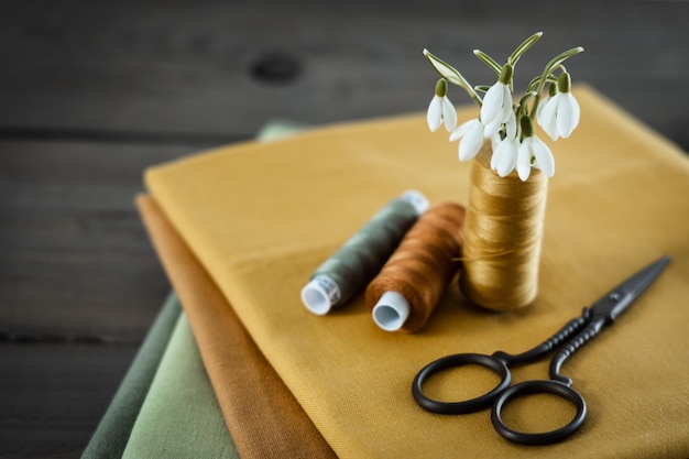 Ambiance printanière sur le bureau d'une couturière