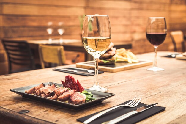 Ambiance restaurant traditionnel avec tataki de thon et burger avec frites