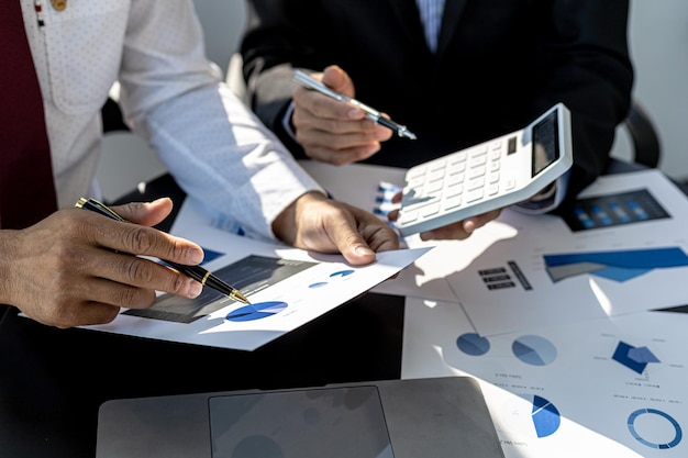 Ambiance de salle de réunion, hommes d'affaires se réunissant sur des sujets financiers, ils travaillent ensemble pour planifier et résoudre les problèmes de finance d'entreprise. Concept d'administration des affaires et des finances.