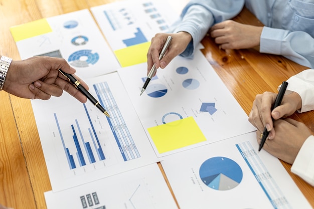 Photo ambiance salle de réunion d'une start-up, la direction financière se réunit avec des cadres pour présenter des programmes financiers, des séances de brainstorming. concept de gestion financière de l'entreprise.