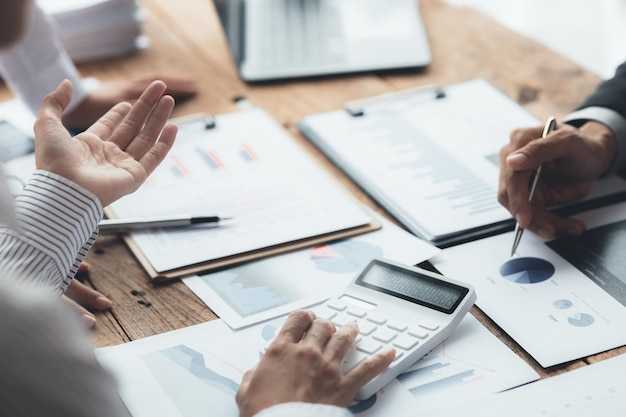 Ambiance de salle de réunion d'une start-up le service financier rencontre des cadres pour présenter des sessions de brainstorming sur les programmes financiers Concept de gestion financière de l'entreprise