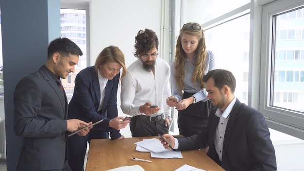 Ambiance de travail au bureau. Groupe de gens d'affaires discutant des questions commerciales.