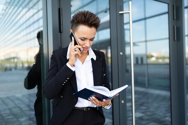 Ambitieuse belle femme d'affaires prenant des notes