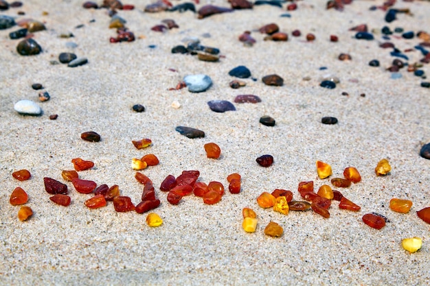 Ambre dans le sable. Ambre au bord de la mer. Pierre de soleil