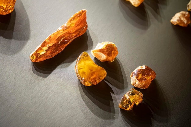 L'ambre naturel sur la table Les bijoux en ambre