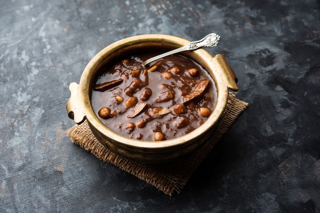 Ambrosia ou Panchamrit ou Panchamrut ou Panchamrutham ou Panchamrutha est un aliment aigre-doux offert dans les prières ou puja à la divinité hindoue ou aux dieux