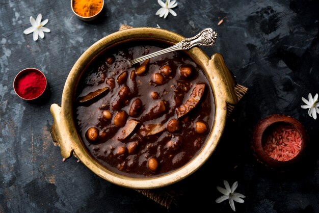 Ambrosia ou Panchamrit ou Panchamrut ou Panchamrutham ou Panchamrutha est un aliment aigre-doux offert dans les prières ou puja à la divinité hindoue ou aux dieux