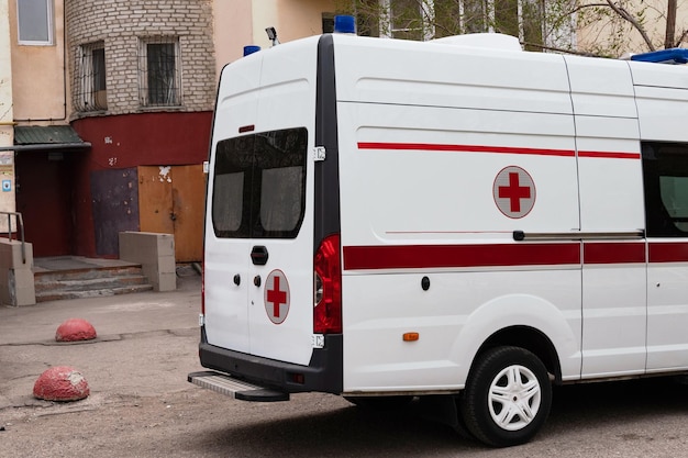 Photo l'ambulance à l'entrée de la maison.