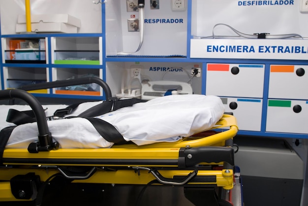 ambulance parfaitement équipée avec matériel d'urgence et mannequin pour les pratiques de premiers secours