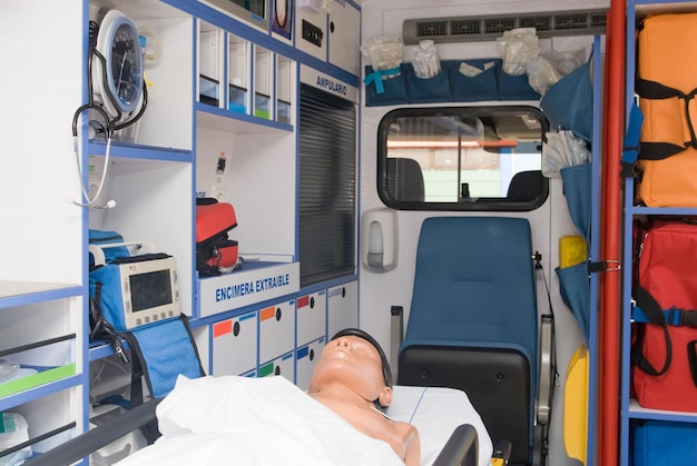 ambulance parfaitement équipée avec matériel d'urgence et mannequin pour les pratiques de premiers secours