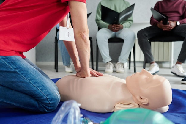 Ambulancier démontrant la réanimation cardiopulmonaire sur un mannequin