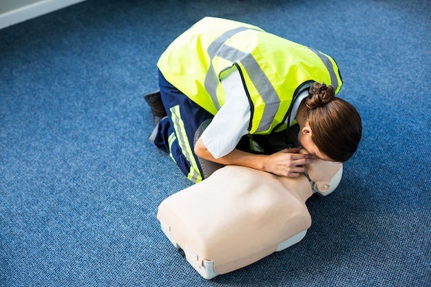 Ambulancier lors d'une formation de réanimation de bouche à bouche