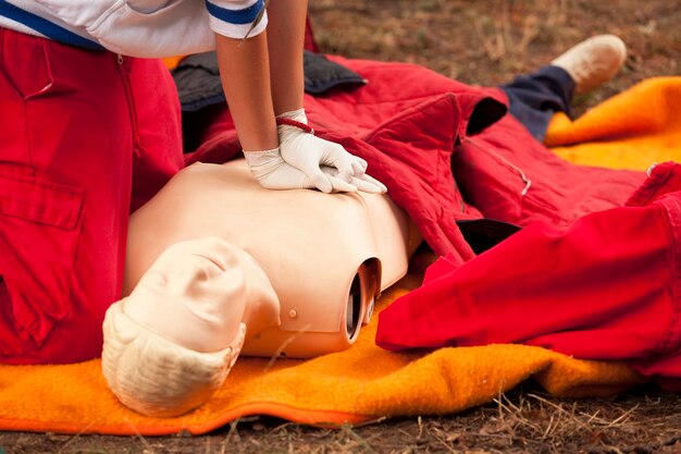 Photo un ambulancier pratiquant la rcp sur un mannequin