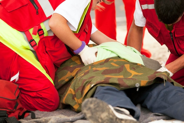 Photo les ambulanciers qui aident le patient