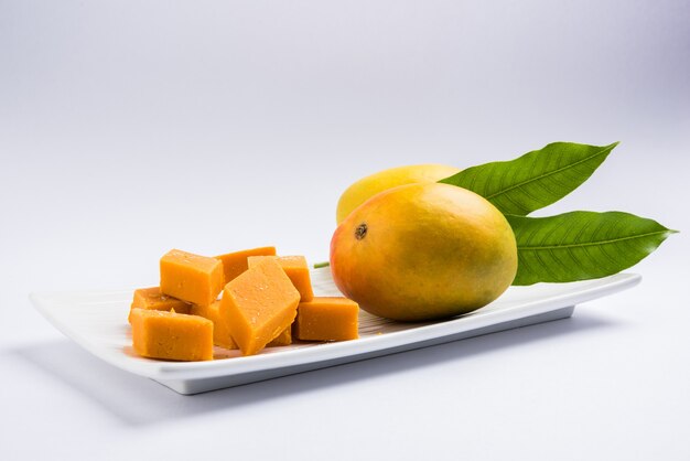 Ambyachi Vadi Ou Mangue Burfi Ou Barfi Ou Gâteau D'inde Est Fabriqué à Partir D'authentiques Fruits Alphonso Mélangés à Du Khoya. Servi Dans Une Assiette, Mise Au Point Sélective