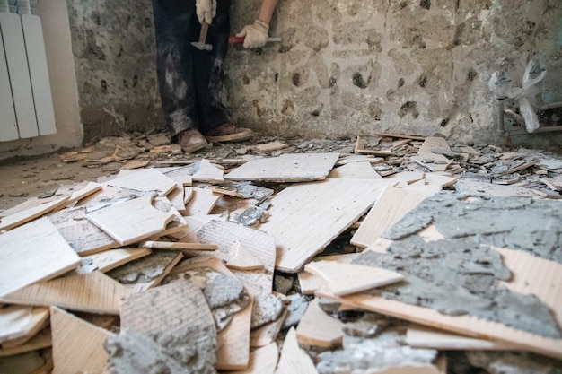 Photo amélioration de l'habitat et réparations - enlever les vieilles tuiles des murs.