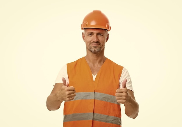 Amélioration Projet ambitieux Ingénieur réussi Beau constructeur Homme casque de protection uniforme fond blanc Ouvrier constructeur confiant et réussi Concept de réussite Constructeur visage souriant