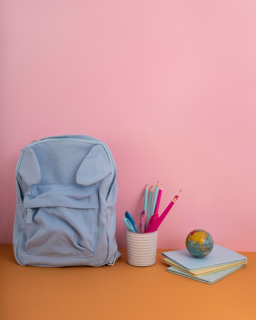 Aménagement de bureau avec sac à dos