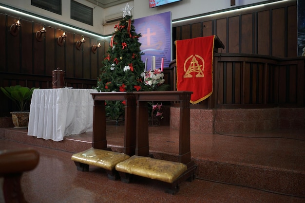 Aménagement et décoration de la salle de l'église pour la cérémonie de mariage