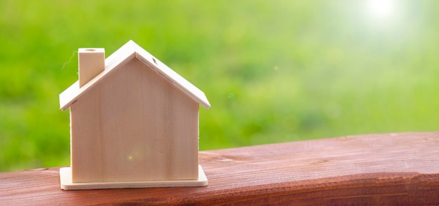 L'aménagement idéal de la maison à l'écart de la ville dans un lieu écologique propre en pleine nature herbe verte Idylle de vie au sein de la nature