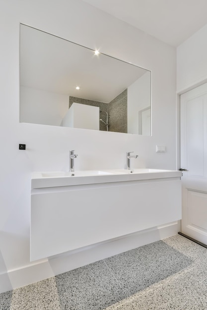 Aménagement intérieur d'une salle de bain élégante et cosy