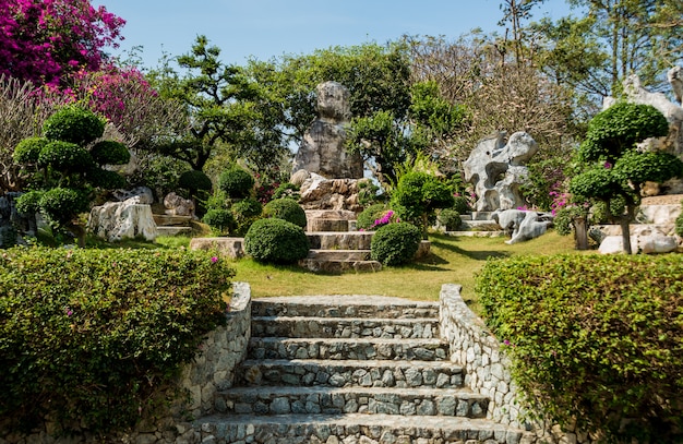 Aménagement paysager de luxe du jardin tropical.