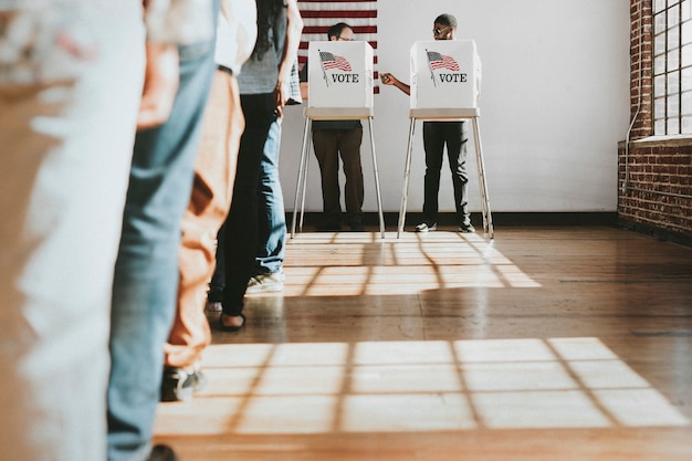 Américain dans un bureau de vote