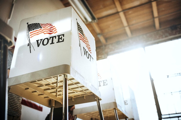 Américain dans un bureau de vote