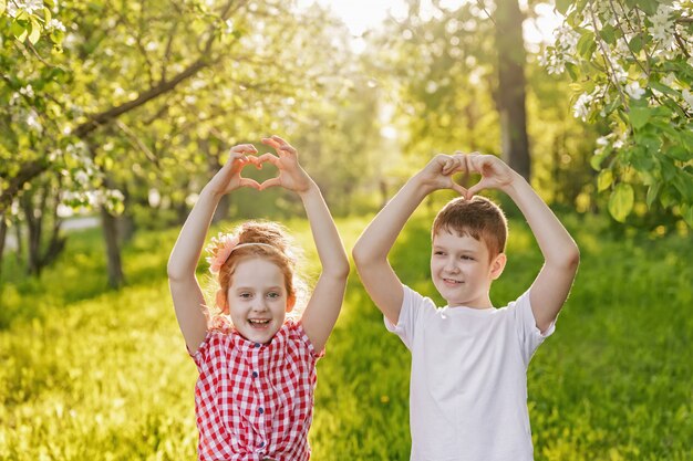 Un ami d&#39;enfant a plié ses mains en forme de cœur.