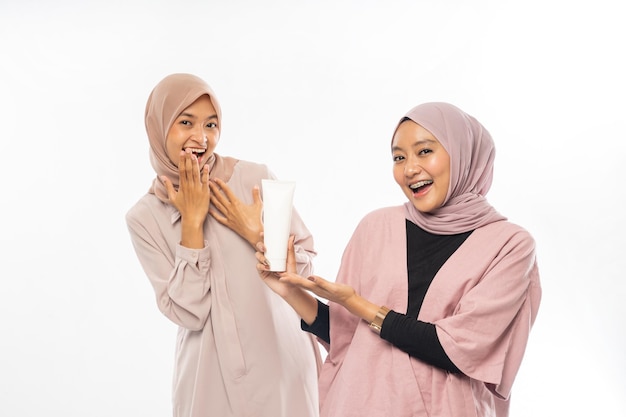 Ami musulman recommandant un produit à son amie isolée sur fond blanc