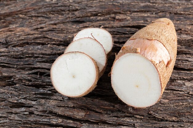 Amidon cru de yucca sur la table en bois Manihot esculenta