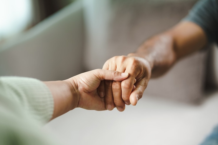 Photo amie ou famille se tenant la main pendant l'encouragement à l'homme dépressif mental, le psychologue fournit une aide mentale au patient. concept de santé mentale tspt