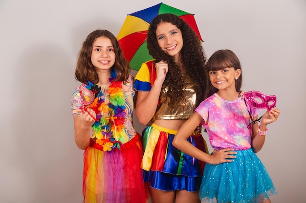 Amies brésiliennes vêtues de vêtements de carnaval souriant pour la photo