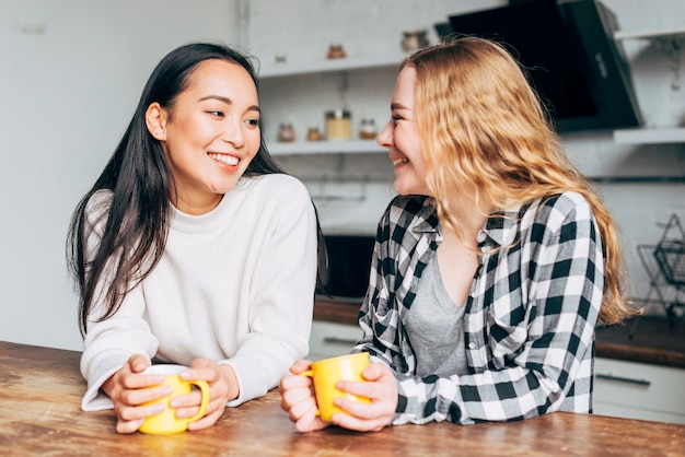 Amies discutant avec des tasses de thé