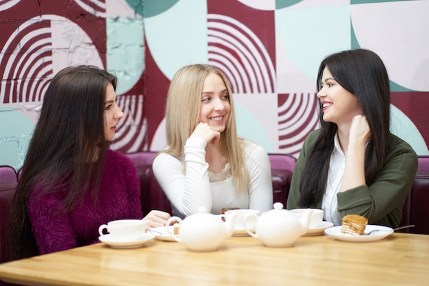 Les amies discutent au café pendant l'heure du thé