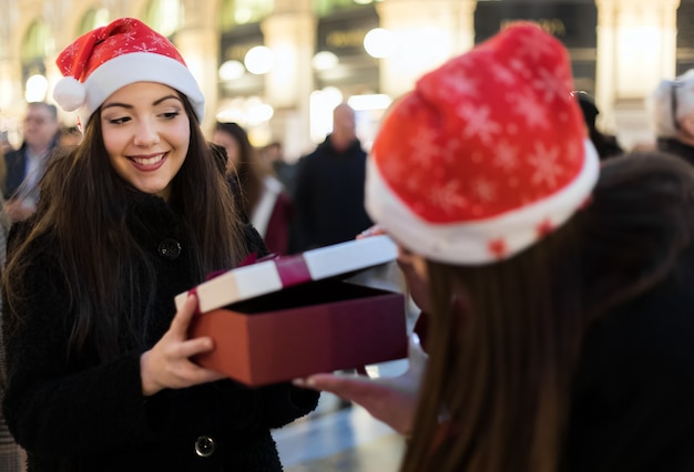 Amies échangeant des cadeaux pour Noël