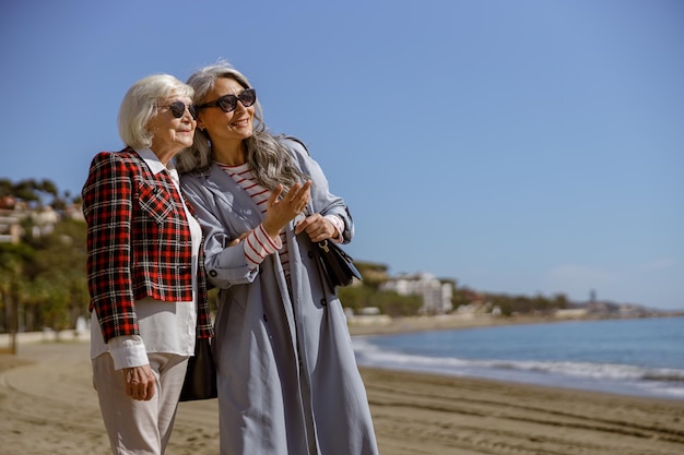 Amies heureuses se réunissant à l'extérieur au bord de la mer