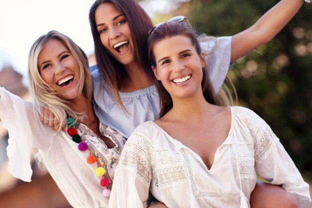 amies heureuses traînant dans la ville en été