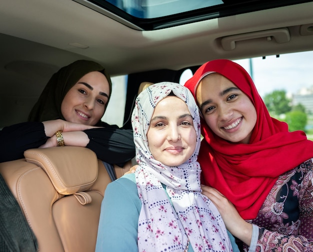 Amies musulmanes profitant d'un road trip voyageant en vacances dans la voiture photo de haute qualité