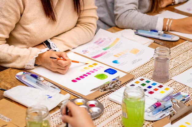 Amies participant ensemble à un atelier de peinture à l'aquarelle